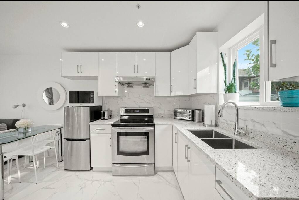 Entire New Cozy And Modern 2-Storey House Vancouver Exterior photo
